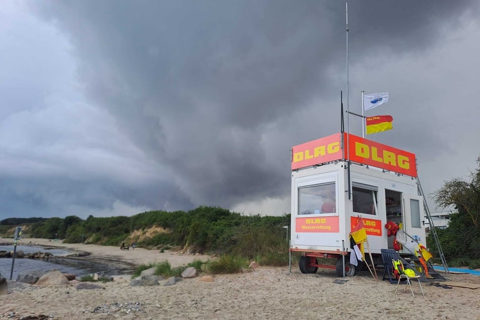Der fast schnurgerade Strandabschnitt mit dem Wachturm.