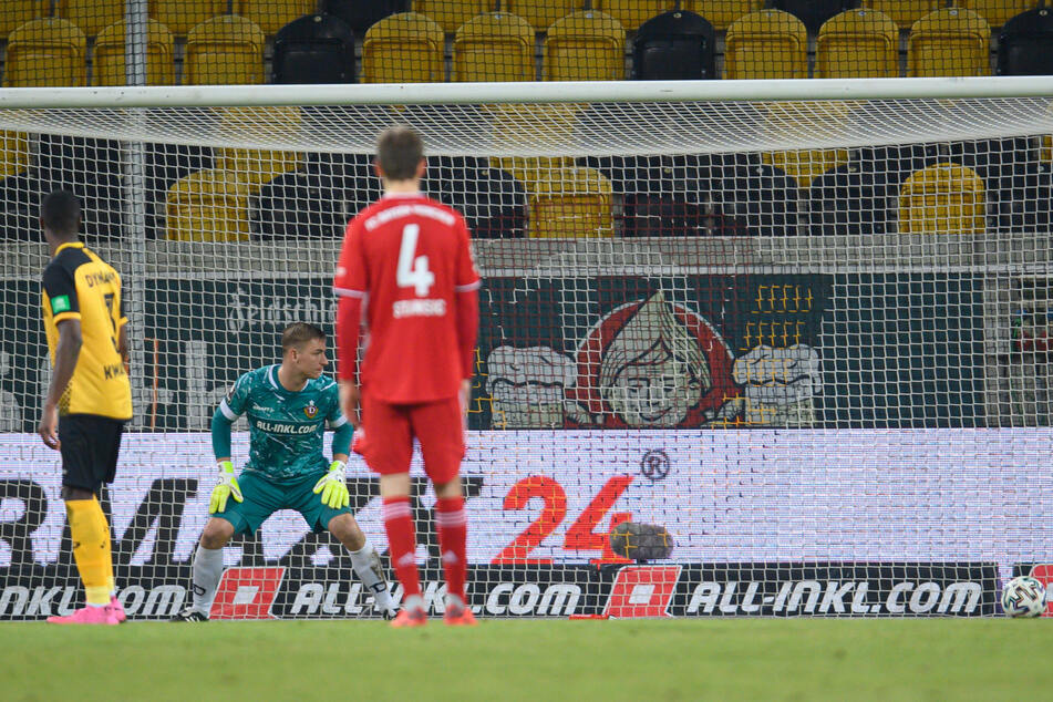 Beim Freistoßtor von Bayerns Maximilian Welzmüller verspekulierte sich Dynamo-Keeper Kevin Broll (25, 2.v.l.).