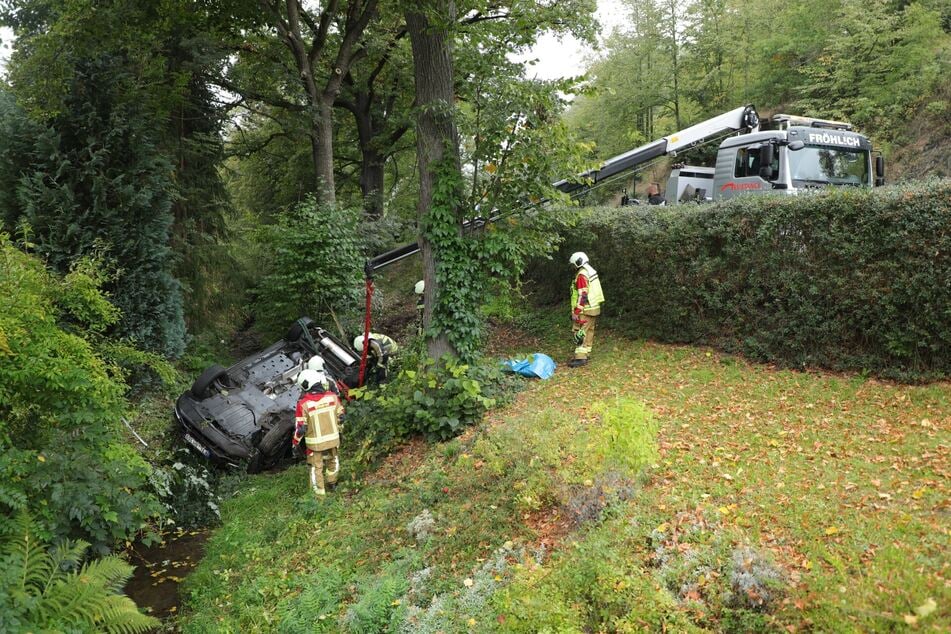 Der Nissan landete im Herzogswalder Bach. Die Bergung gestaltete sich schwierig.