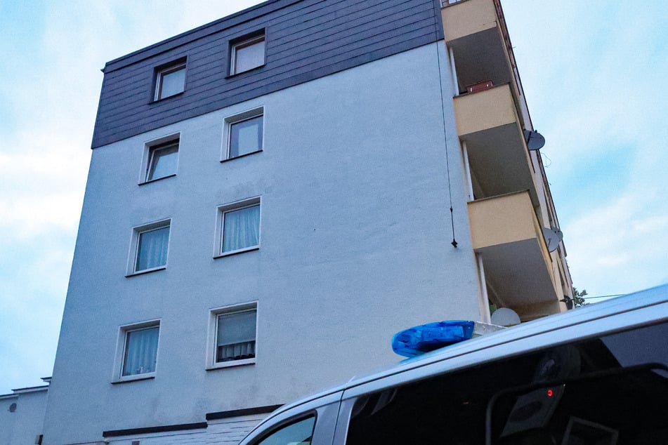 Unbekannte drangen am frühen Mittwochmorgen in das Mehrfamilienhaus auf der Grünewalder Straße ein.