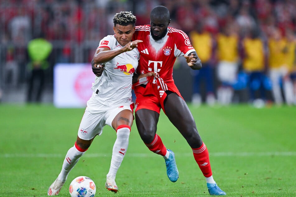 RB Leipzigs Antonio Nusa (20, l.) schoss das vermeintliche 1:4 gegen den FC Bayern München. Das Tor wurde aber zurückgenommen.