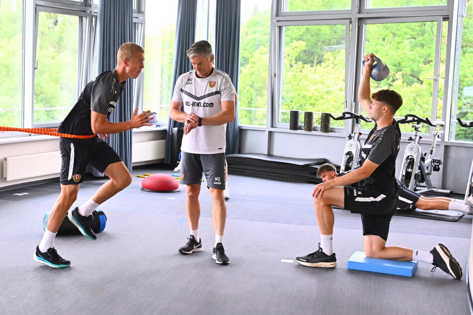 Athletikcoach Matthias Grahe (M.) arbeitet mit Dmytro Bohdanov (l.) und Paul Lehmann (r.).