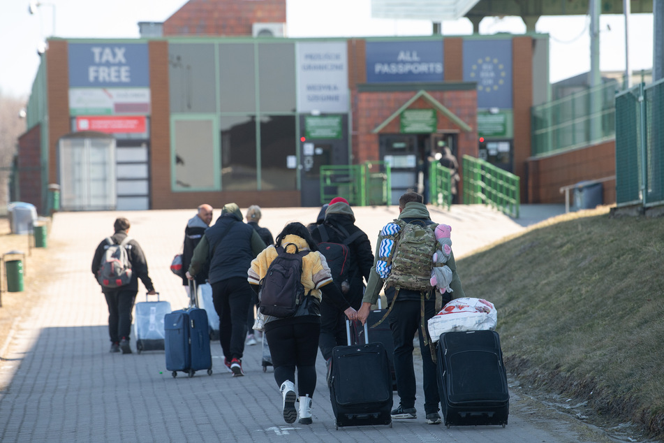Die Familie von Andrej und Viktoria geht am Grenzübergang zwischen Polen und der Ukraine zurück in ihr Heimatland.