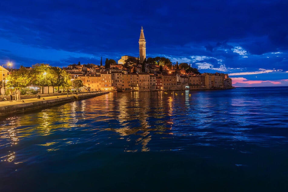Sommer, Sonne, Adria genießen: die malerische Stadt Rovinj in der kroatischen Region Istrien.