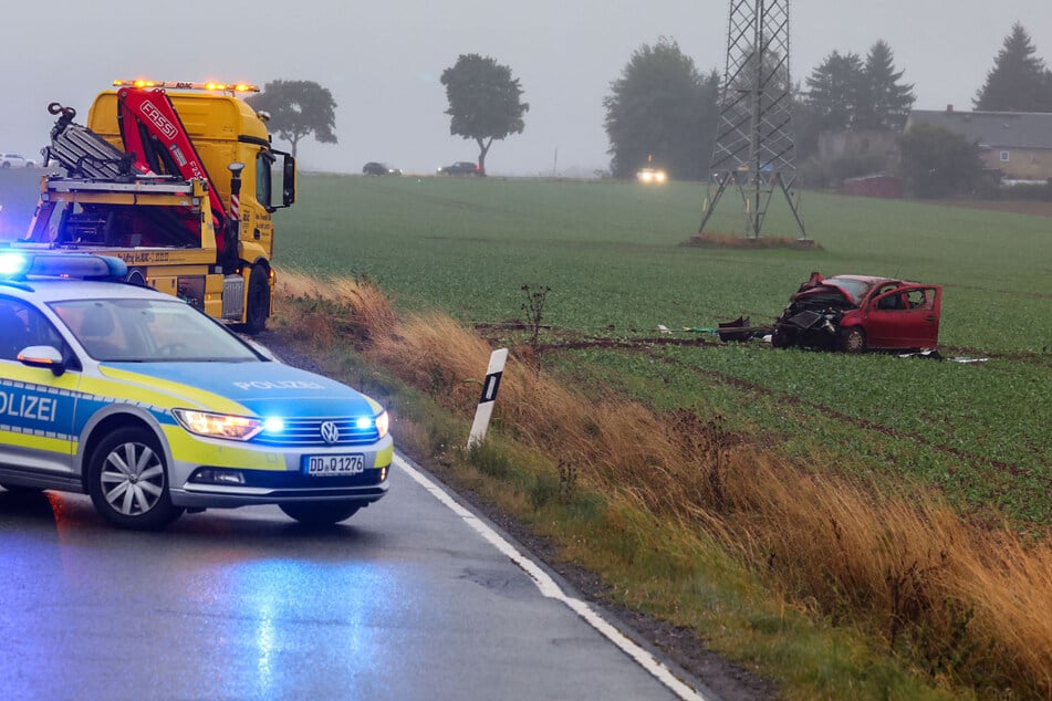 Der Citroën landete nach dem Überschlag weit neben der Fahrbahn.