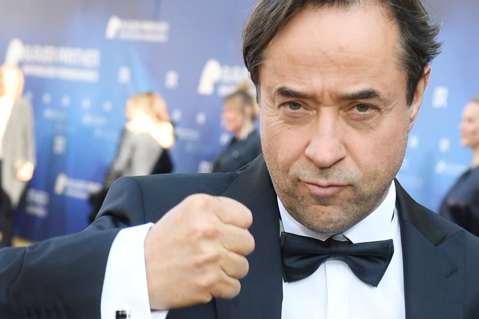 Jan Josef Liefers (56), Schauspieler, kommt zur Verleihung des Bayerischen Fernsehpreises ins Prinzregententheater. Nach heftiger Kritik an der Aktion #allesdichtmachen will Schauspieler Jan Josef Liefers bei der Gegenaktion #allemalneschichtmachen mitmachen.