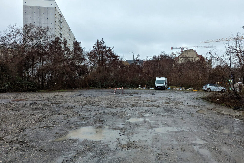 Auf diesem Parkplatz an der Braustraße wurde am Donnerstag die Leiche gefunden.