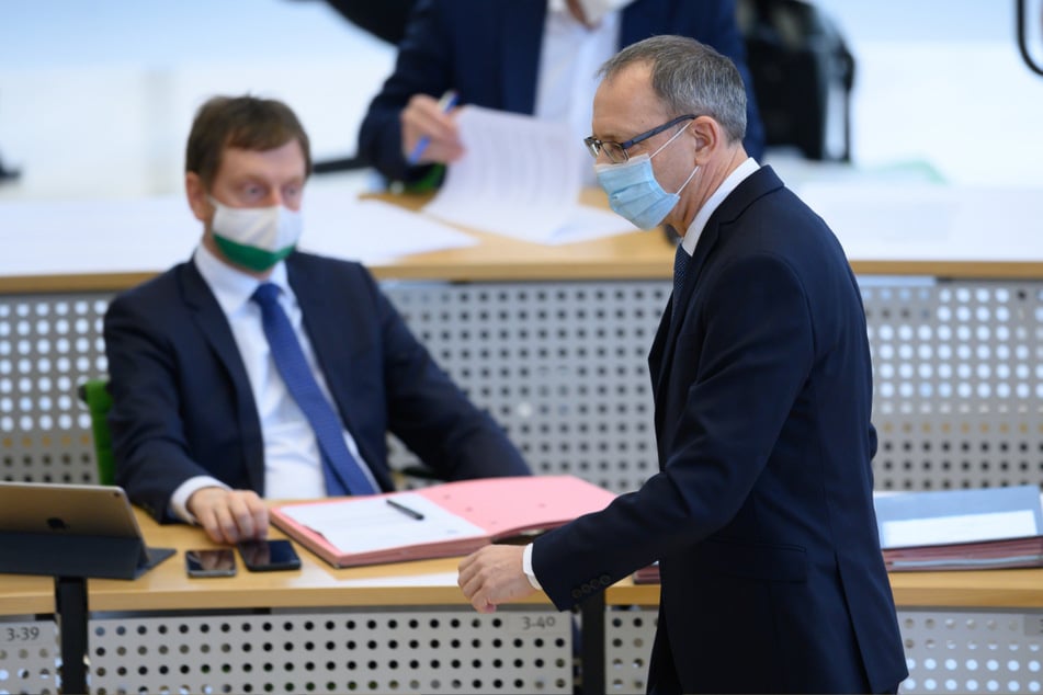 Jörg Urban (57), Vorsitzender der AfD in Sachsen, geht im Plenum nach einer Rede an Ministerpräsident Michael Kretschmer (45, CDU) vorbei.