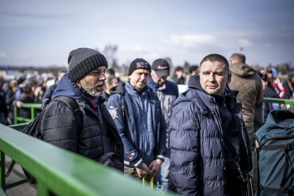 Seit Kriegsbeginn dürfen ukrainische Männer im Alter von 18 bis 60 Jahren ihr Land nur mit staatlicher Erlaubnis verlassen. Für die Unter-23-Jährigen gilt jetzt eine Ausnahme.