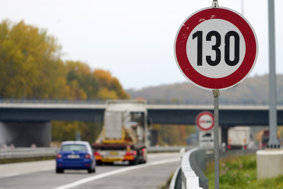 In Deutschland ist 130 km/h nur eine Richtgeschwindigkeit auf Autobahnen - eine allgemeine Geschwindigkeitsbegrenzung gibt es nach wie vor nicht. (Symbolbild)