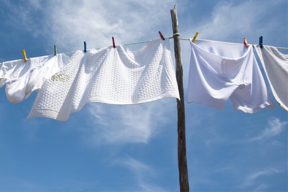 Weiße Wäsche waschen: Mit diesen Tricks strahlt sie wieder