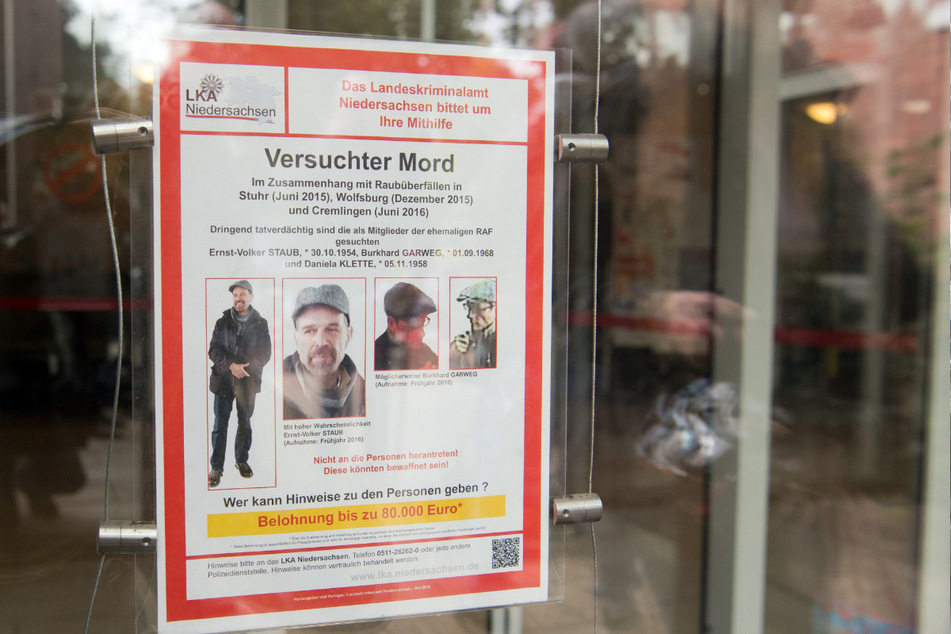Das LKA Niedersachsen fahndet mit Plakaten nach dem RAF-Terror-Trio. (Archivbild)