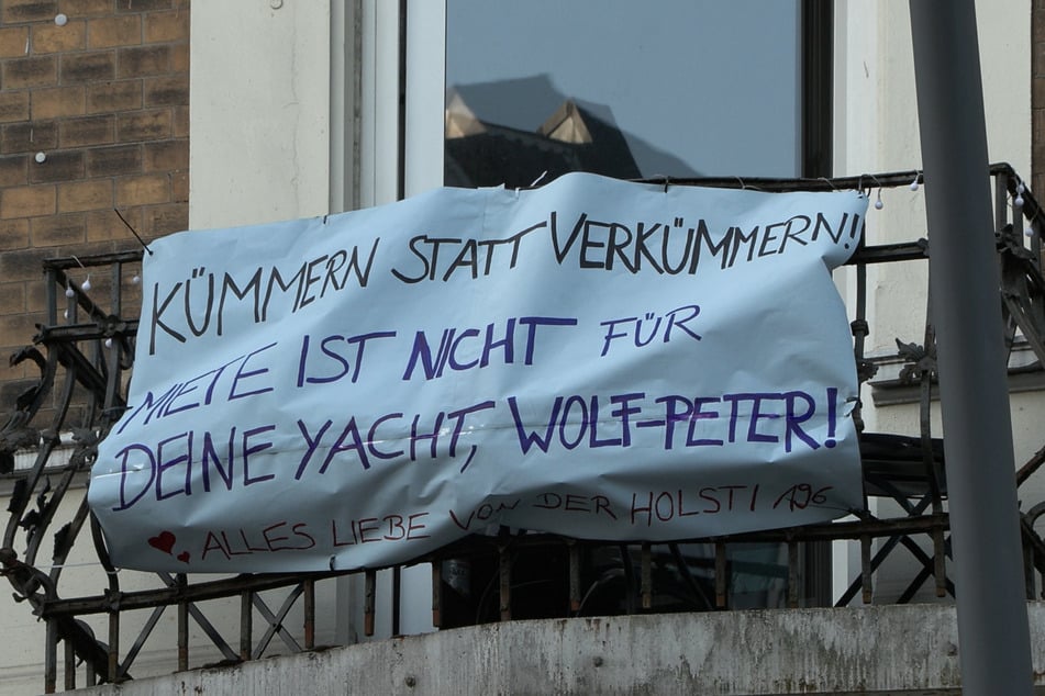 Anwohner der Holstenstraße zeigen sich solidarisch mit den Opfern des einsturzgefährdeten Gebäudes.