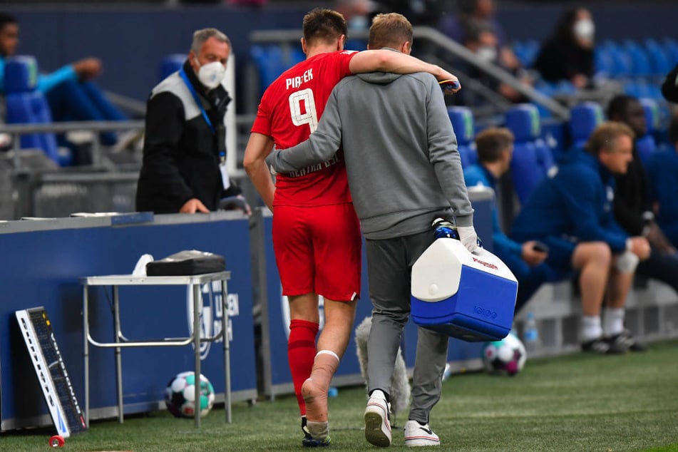 Hertha-Stürmer Krzysztof Piatek (25, l.) musste im Spiel gegen den FC Schalke 04 verletzt ausgewechselt werden.