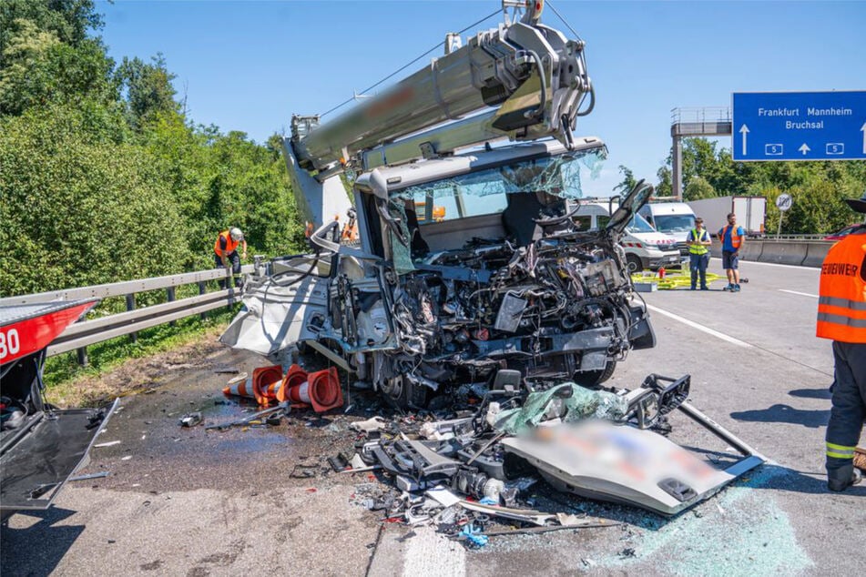 Der Fahrer wurde im Führerhaus eingeklemmt.