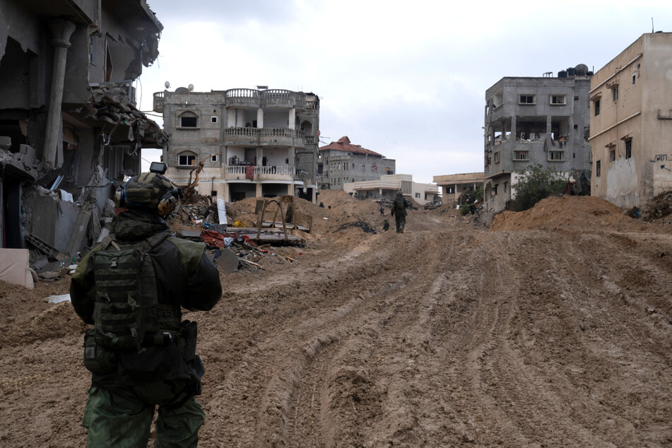 Ein israelischer Soldat patrouilliert während der Bodenoffensive in Chan Junis.