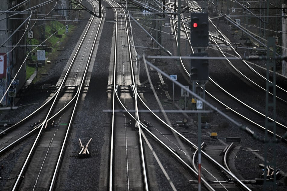 Rund um Düsseldorf ist der Bahnverkehr beeinträchtigt. (Symbolbild)