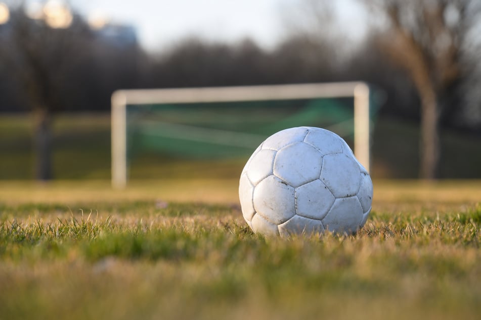 Bei einem Fußballspiel in Schwaben flogen kurz vor Abpfiff die Fäuste. (Symbolbild)