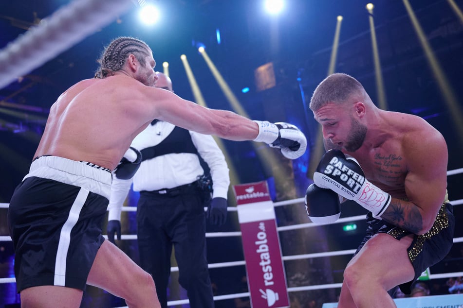 Die Realitystars Paul Janke (39, l.) und Filip Pavlovic (26, r.) kämpfen bei der Sat.1 Fernsehshow "Das große Sat.1 Promiboxen" im Ring.