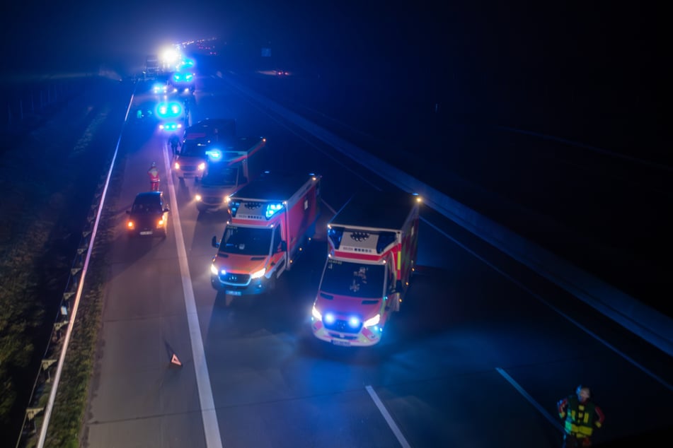 Mehrere Rettungswagen waren auf der A7 im Einsatz.