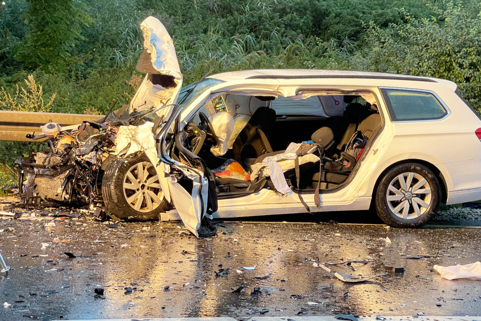 Unfall auf der B2 in Bayern: Zwei Menschen wurden schwer verletzt.