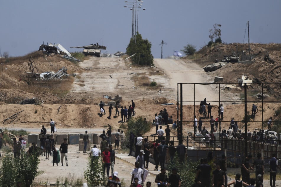 Israelische Panzer gehen in Chan Junis im südlichen Gazastreifen in Stellung neben einem Verteilungszentrum für humanitäre Hilfsgüter, die von der Gaza Humanitarian Foundation, einer von den USA unterstützten und von Israel anerkannten Organisation, geliefert wurden.