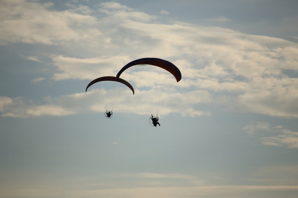 Die Motorschirmflieger stießen am Dienstag aus noch unklarer Ursache zusammen. (Symbolfoto)