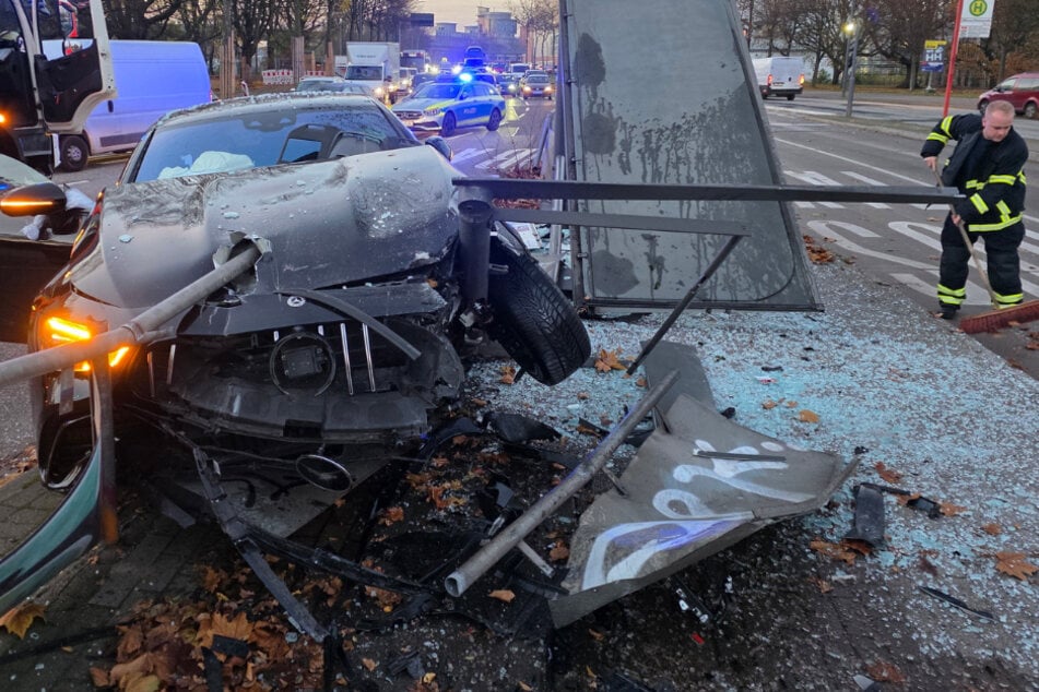 Der Mercedes und die Bushaltestelle wurden bei dem Crash völlig zerstört. Zum Glück gab es keine Verletzten.