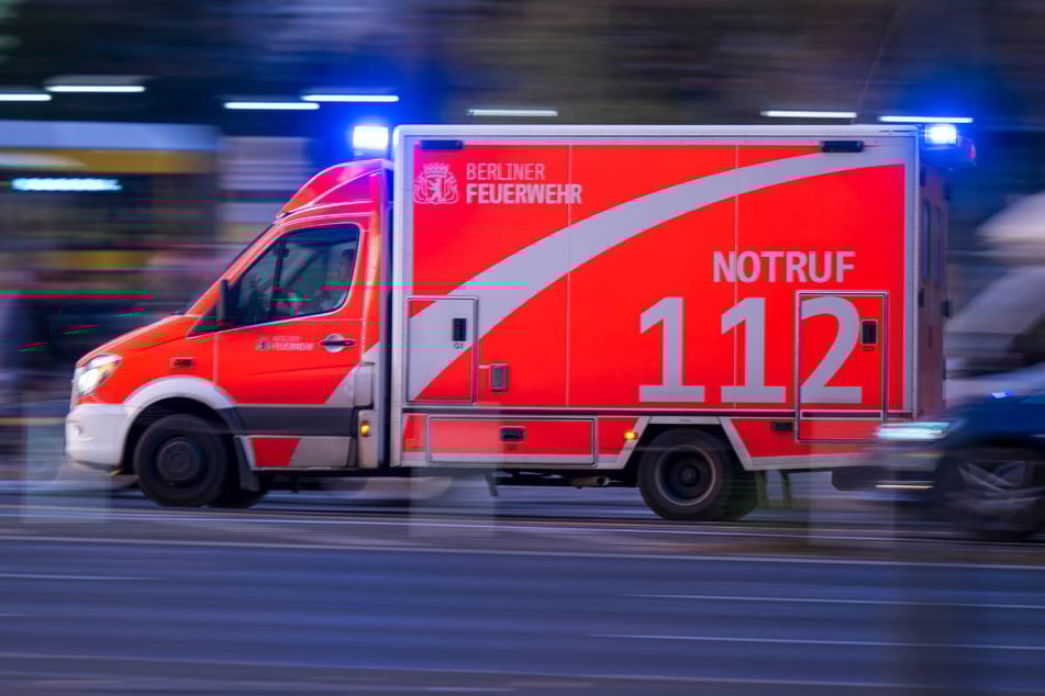 Die schwer verletzte Person musste vom Rettungsdienst ins Krankenhaus gebracht werden. (Symbolfoto)