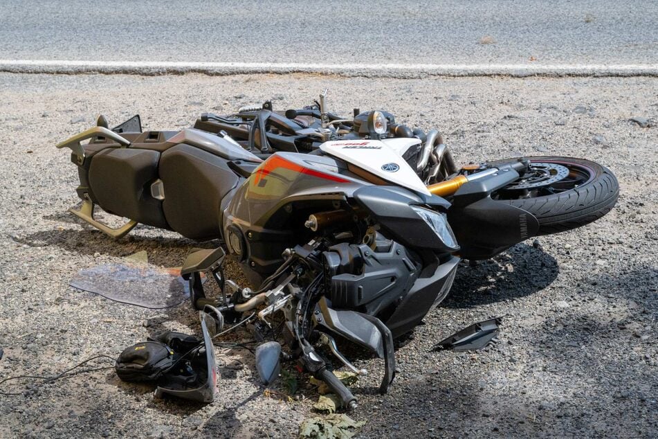 Völlig zerstört liegt die Yamaha nach dem Zusammenstoß am Fahrbahnrand.