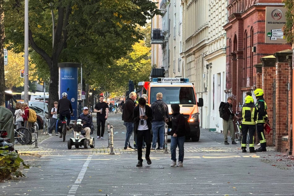 Polizei und Feuerwehr sind am Montagvormittag zu der Schule in Kreuzberg ausgerückt.