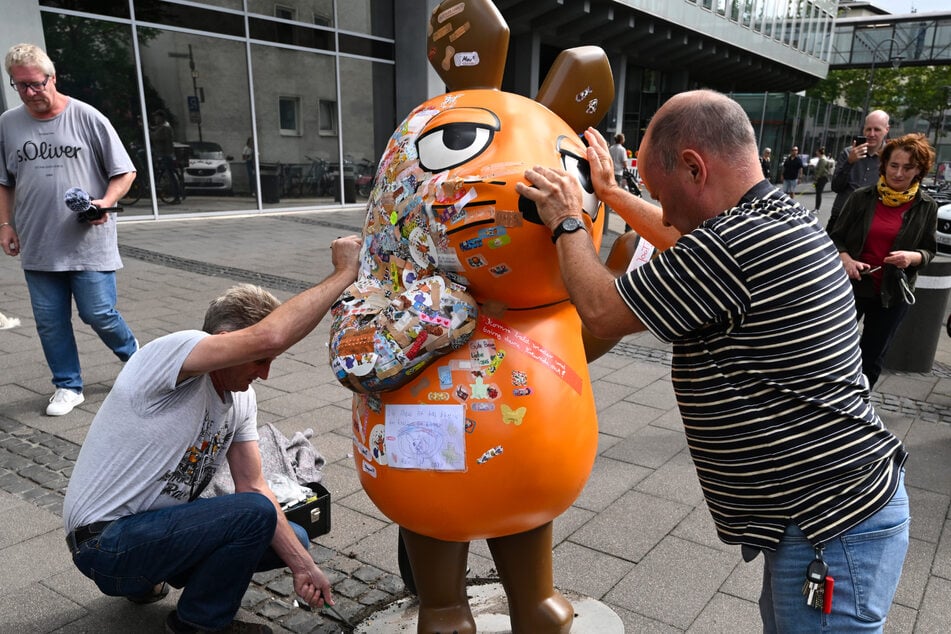 Handwerker haben die Fiberglasfigur am Freitag abmontiert, um sie zur Reparatur zu bringen.