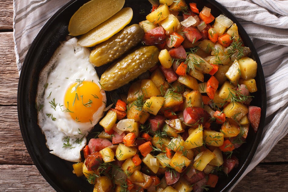 Bauernfrühstück-Variante: Bratkartoffeln mit Spiegelei und Gewürzgurken.