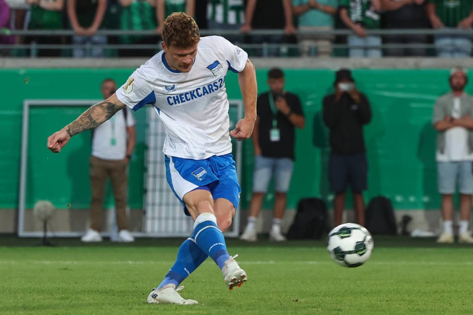 Sebastian Grönning verwandelt den entscheidenden Elfmeter für Hertha BSC.