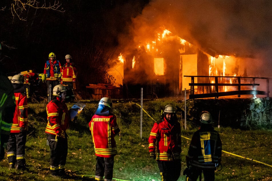 Auf Schusters Rappen mussten die Floriansjünger das Feuer in einer Waldhütte bekämpfen. Wasser kam über eine etwa ein Kilometer lange Leitung.