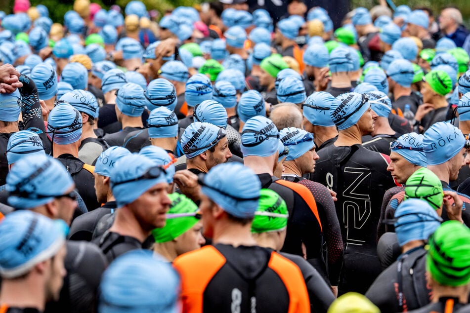 Triathlon besteht aus Schwimmen, Radfahren und Laufen. Hier warten zahlreiche Sportler im Vorjahr darauf, sich in die Fluten stürzen zu können. Ein Sportler kam ins Krankenhaus.