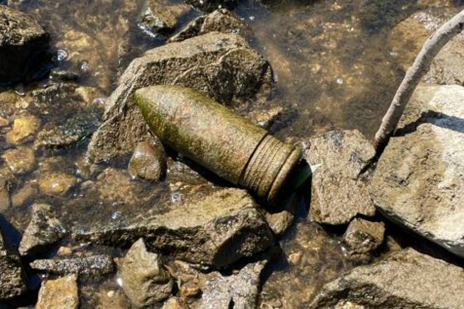 Am Rheinufer im Wiesbadener Stadtteil Biebrich wurde dieses Panzergeschoss gefunden.
