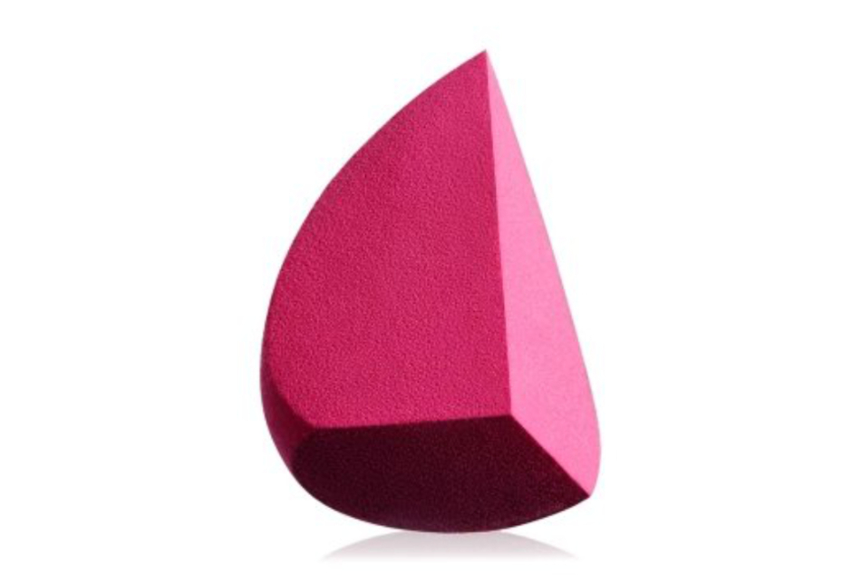 Der Beauty Blender hat schräge Kanten, mit denen sich Make-up besonders präzise auftragen lässt.