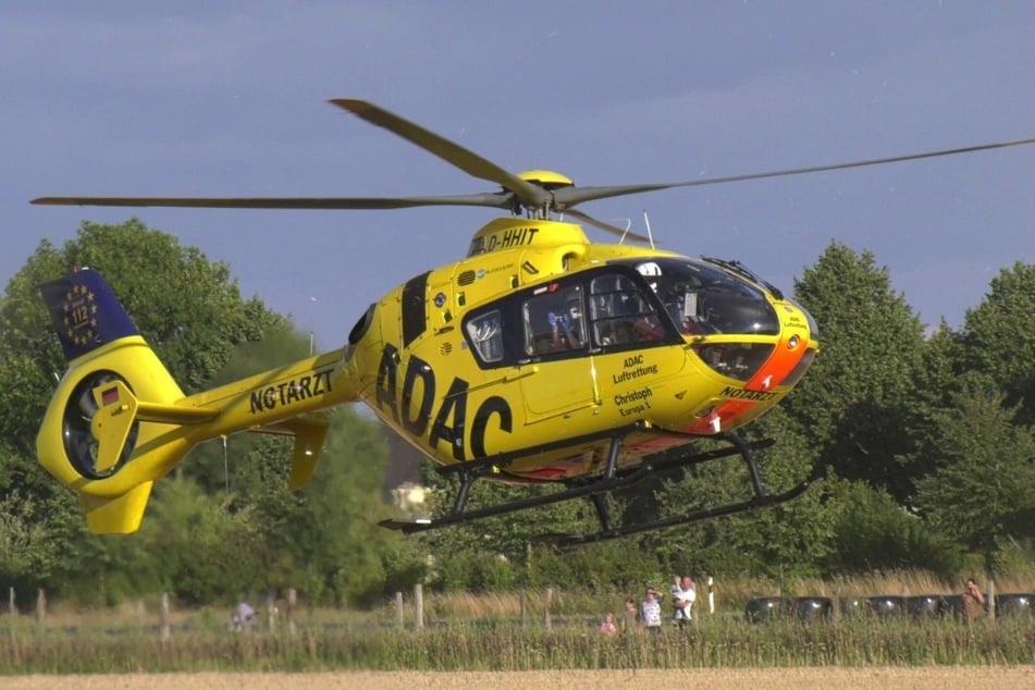 Ein Rettungshubschrauber brachte den 16-jährigen Beifahrer in eine Aachener Klinik.