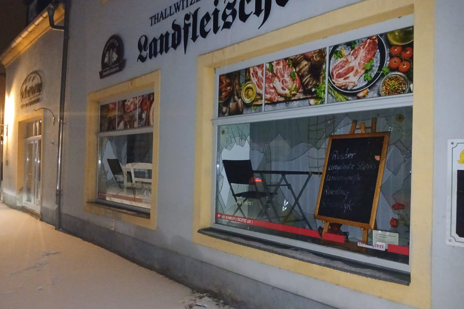 Pünktlich zum TV-"Tatort" wurde Wurzen am Sonntagabend gleich zweimal auch zum richtigen Tatort. Zunächst zog eine 26-Jährige mit einer Eisenstange randalierend durch die Stadt und schlug unter anderem die Scheiben dieser Fleischerei ein.