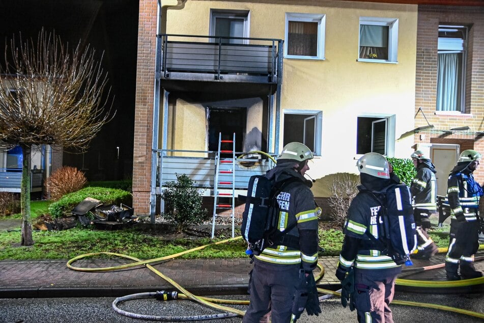 25-Jähriger raucht in der Wohnung, dann explodieren seine Feuerwerkskörper