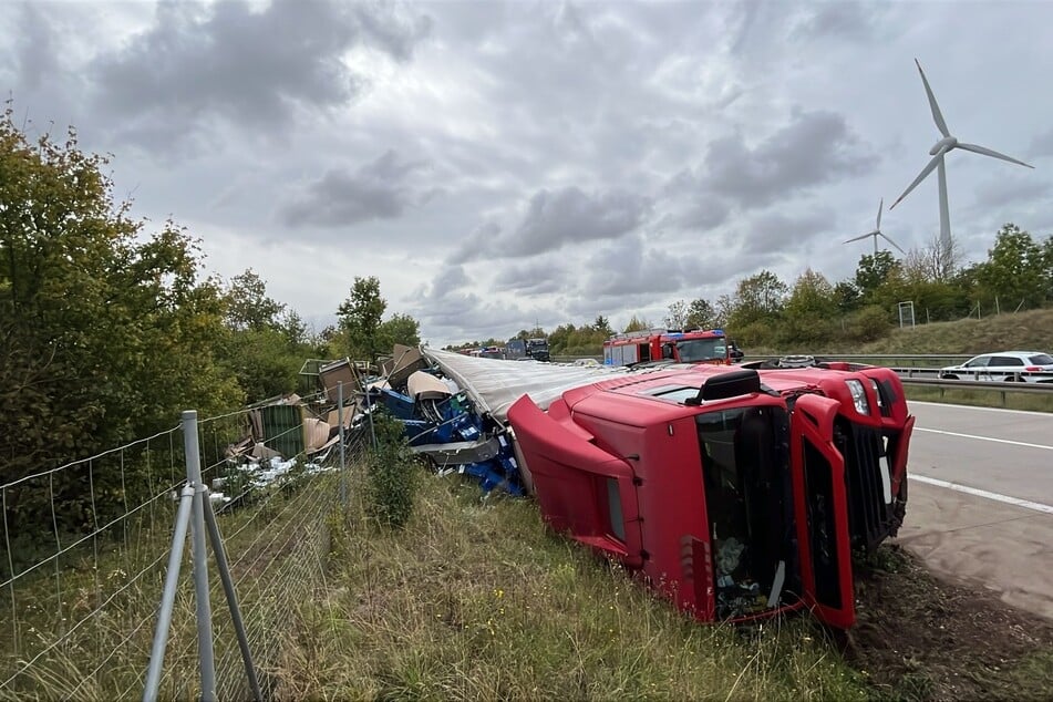 Der Lkw fuhr in den Seitengraben und kippte um.