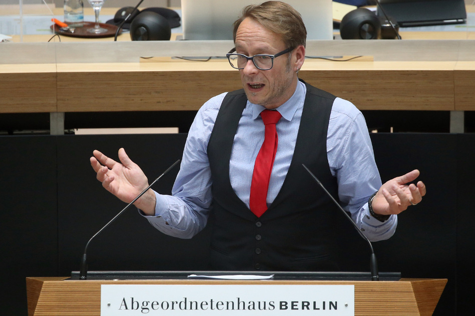 Carsten Schatz (Die Linke) spricht während der Plenarsitzung im Abgeordnetenhaus.