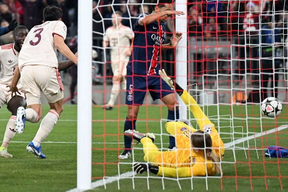 Der Meilenstein-Moment: Kim (l., Nummer 3) feiert seinen ersten Treffer in der Champions League.