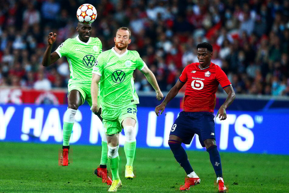Auch in Unterzahl verteidigten Josuha Guilavogui (l.) und Maximilian Arnold (M.) vom VfL Wolfsburg das torlose Remis.