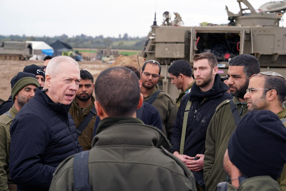 Israels Verteidigungsminister Joav Galant (65, l.) bei einem Truppenbesuch. (Archivbild)