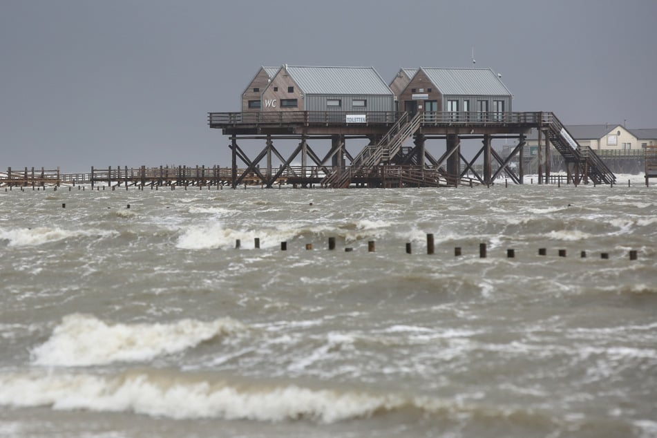 Die bekannten Pfahlbauten an der deutschen Nordseeküste in Sankt Peter Ording. Deutschland wird neu vermessen insbesondere an den geografischen Rändern (Symbolbild).