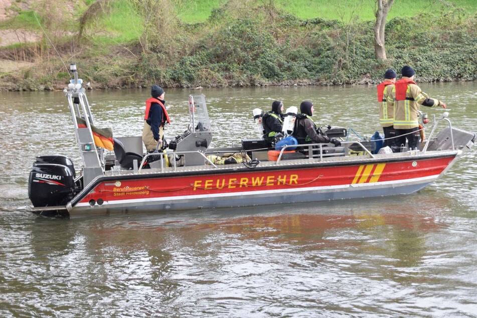 Über 60 Einsatzkräfte der Feuerwehr durchsuchten den Heidbergsee. (Symbolbild)