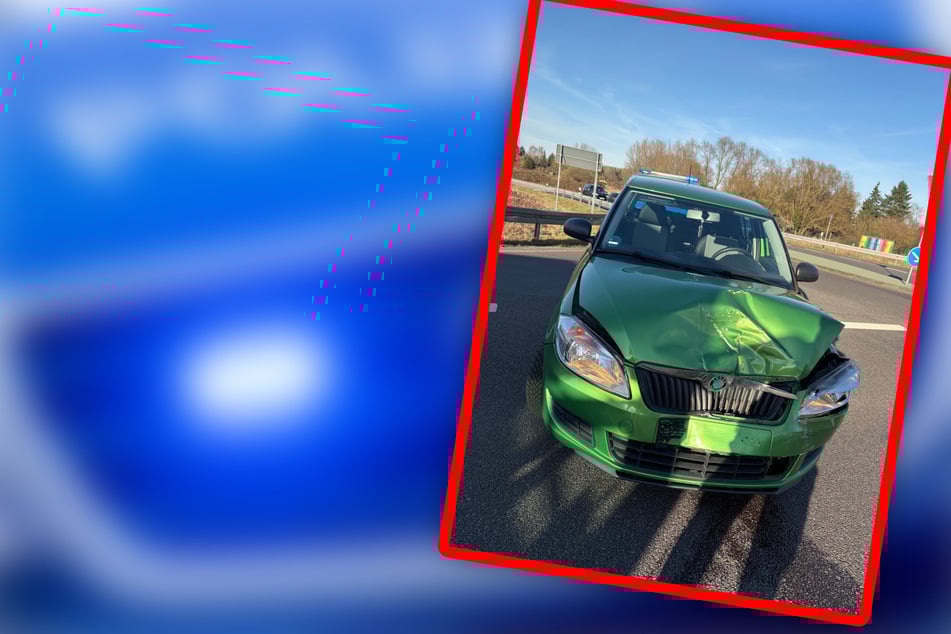 Škoda kollidiert mit Linienbus: Fahrer muss in Klinik