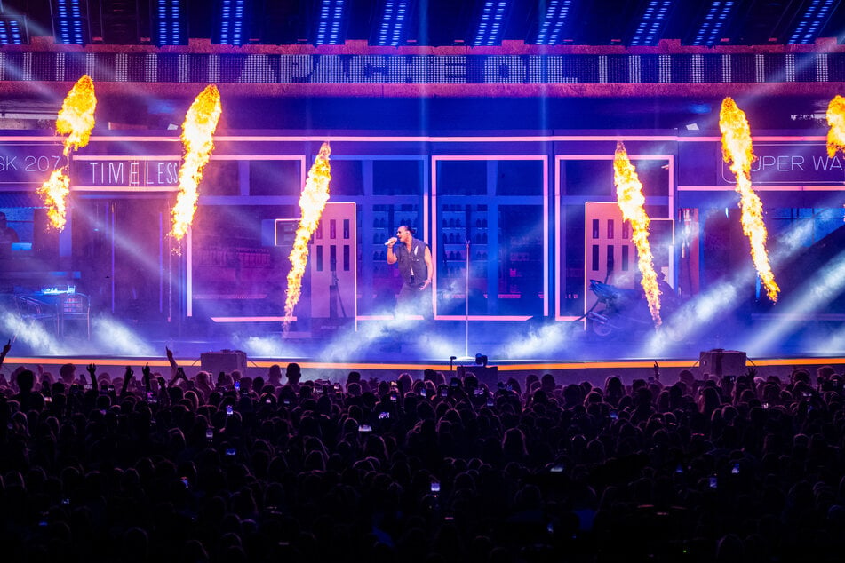 In Leipzig lieferte der Sänger eine Show der Superlative voller Höhepunkte. Unter anderem dabei: Ein Volleyballmatch zwischen den Fans und eine Fahrt durch die Zuschauer in einem roten BMW.